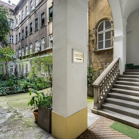 Bpr Unique With A/c Budapest