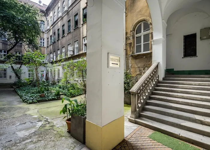 Bpr Unique With A/c Budapesta